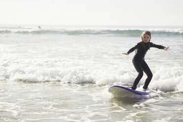 Mädchen in voller Länge beim Surfen im Meer - MASF02503