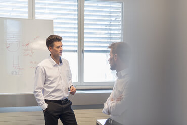 Zwei Geschäftsleute bei einem Treffen im Büro - DIGF03913