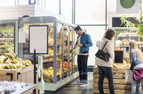 Kunden kaufen Lebensmittel im Supermarkt - MASF02532