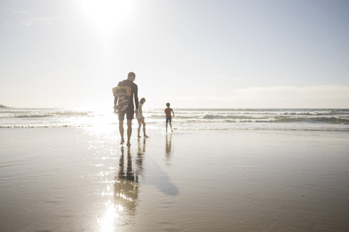 Vater und Kinder genießen den Urlaub am Strand an einem sonnigen Tag - MASF02541