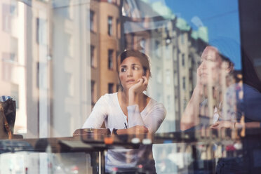 Nachdenkliche Frauen, gesehen durch ein Glasfenster im Cafe - MASF02594