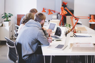 Geschäftsleute arbeiten am Schreibtisch in einem kreativen Büro - MASF02718