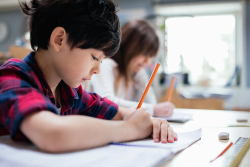 Ernsthafte Studenten lernen am Schreibtisch im Klassenzimmer - MASF02853