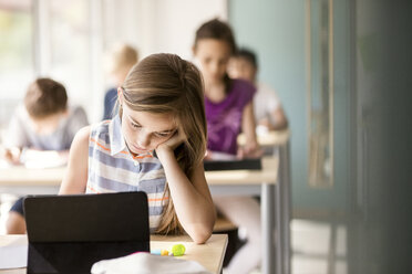 Schülerin studiert am Schreibtisch mit Studenten im Klassenzimmer - MASF02874