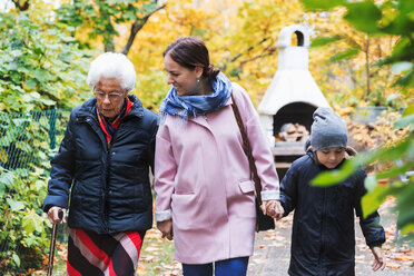 Ältere Frau geht mit Tochter und Urenkel im Park spazieren - MASF02889