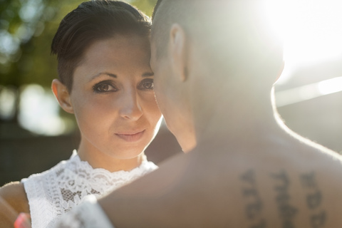 Porträt einer jungen lesbischen Frau mit Partnerin, lizenzfreies Stockfoto