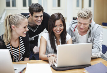 Junge glückliche Freunde mit Laptop - MASF02947