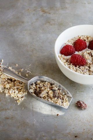 Hausgemachtes Müsli mit Himbeeren, lizenzfreies Stockfoto