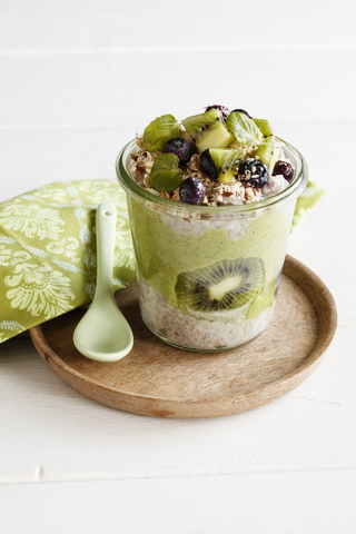 Glas Chia-Pudding mit Kiwi, Beeren, Granola und Grünkohl-Smoothie, lizenzfreies Stockfoto