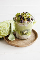 Glas Chia-Pudding mit Kiwi, Beeren, Granola und Grünkohl-Smoothie - EVGF03352