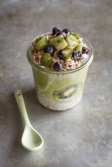 Glas Chia-Pudding mit Kiwi, Granola und Grünkohl-Smoothie - EVGF03353