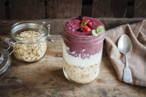 Glas Beeren-Smoothie, Naturjoghurt und Müsli - EVGF03360