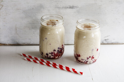 Zwei Gläser Sesam-Orangen-Smoothie mit Himbeeren - EVGF03362