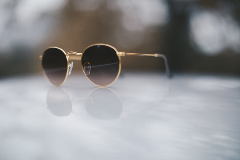 Sonnenbrille und Reflexion - OCAF00188