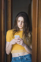 Porträt einer jungen Frau mit Smartphone - KKAF00979