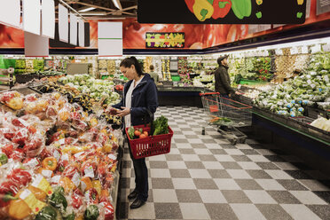 Menschen, die im Supermarkt stehen und Lebensmittel kaufen - MASF02959