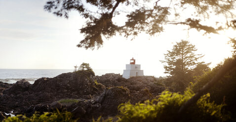 Brockton Point Lighthouse am felsigen Ufer gegen den klaren Himmel - CAVF36287