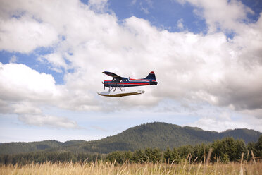 Wasserflugzeug fliegt über die Landschaft - CAVF36328