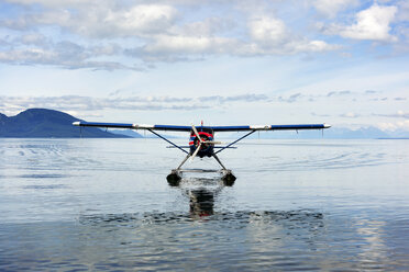 Wasserflugzeug im Meer gegen bewölkten Himmel - CAVF36330