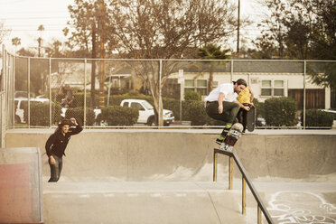 Freunde skateboarden im Park - CAVF36406