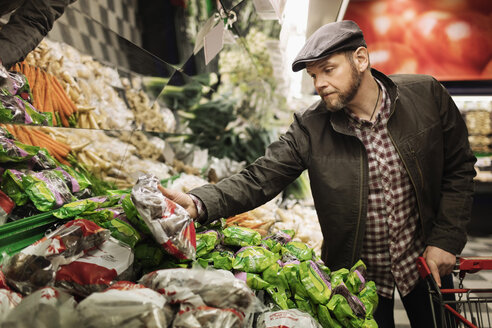 Mann kauft frisches Gemüse im Supermarkt - MASF03007