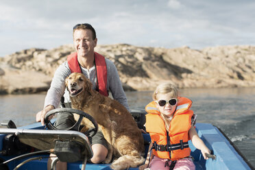 Mann fährt Motorboot mit Tochter und Hund in der Ostsee - MASF03031