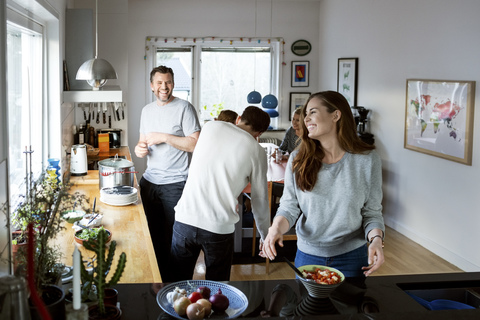 Glückliche Familie bei der Essenszubereitung in der Küche, lizenzfreies Stockfoto