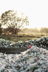 Haufen von Flaschen für das Recycling auf dem Feld - MASF03064