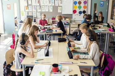 Gymnasiasten sitzen im Klassenzimmer - MASF03103