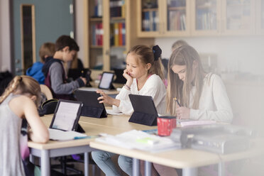 High school children using digital tablet in classroom - MASF03105
