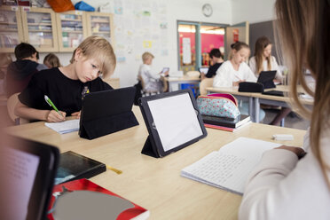 Gymnasiasten lernen mit digitalen Tablets im Klassenzimmer - MASF03106