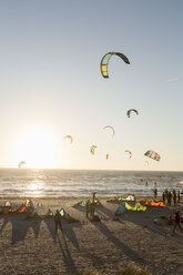 Kiteboarder am Strand gegen den Himmel an einem sonnigen Tag - MASF03112