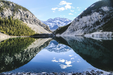 Symmetrische Ansicht der Berge am See gegen den Himmel - CAVF36497