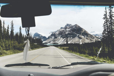 Berge gegen den klaren Himmel im Jasper National Park, gesehen durch die Windschutzscheibe eines Autos - CAVF36501