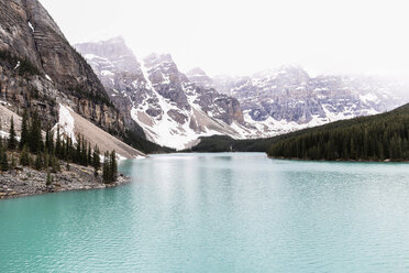 Idyllic view of Moraine Lake against mountain ranges and clear sky - CAVF36504