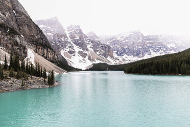 Idyllischer Blick auf den Moraine Lake vor Bergketten und klarem Himmel - CAVF36504