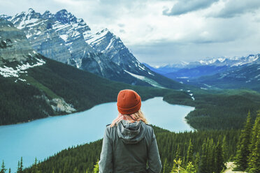 Rückansicht einer Frau, die im Banff National Park steht und die Aussicht betrachtet - CAVF36505