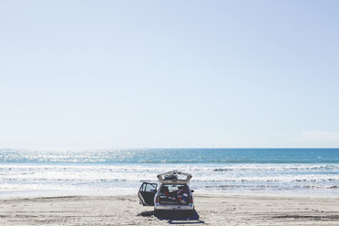 Hohe Winkel Ansicht der offenen Auto am Strand gegen Meer und klaren Himmel im Sommer - CAVF36523