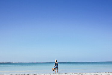 Rückansicht einer Frau in Port Fairy gegen einen klaren blauen Himmel - CAVF36548