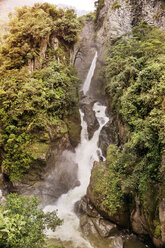 Hoher Blickwinkel auf den Wasserfall über der Felsformation - CAVF36595