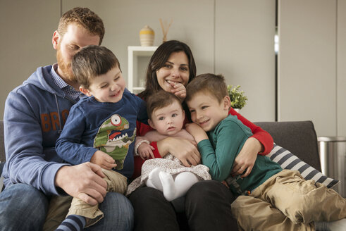 Glückliche Familie auf dem Sofa zu Hause - CAVF36625