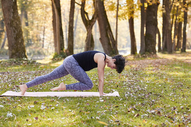 Mid adult woman in forest practicing yoga, climber exercise - SHOF00003