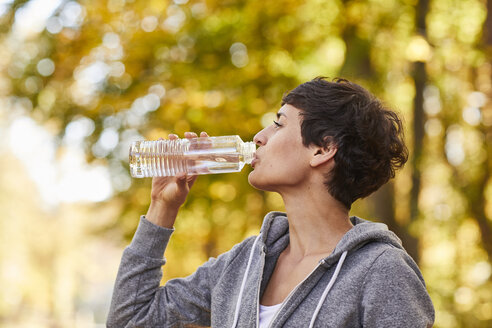 Woman drinking from water bottle - SHOF00023