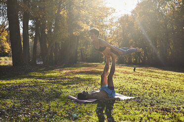 Paar-Yoga auf Waldlichtung, Sonnenlicht - SHOF00030