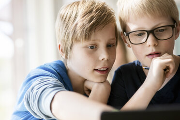 Jungen lernen mit einem digitalen Tablet im Klassenzimmer - MASF03212