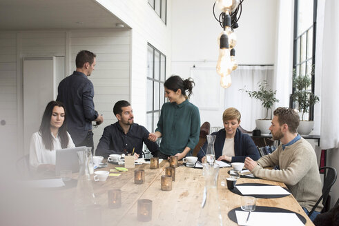 Geschäftsleute bei einem Treffen am Tisch im Büro - MASF03237