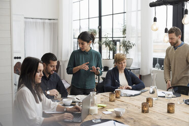 Geschäftsleute diskutieren in einer Besprechung im Büro - MASF03239