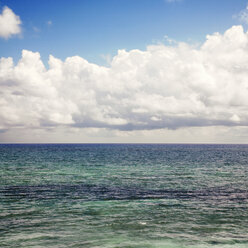 Aussicht auf das Meer bei bewölktem Himmel an einem sonnigen Tag - CAVF36691