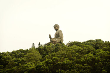 Tian tan Buddha vor klarem Himmel - CAVF36773