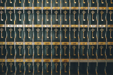 Hotelschlüssel an einem Haken im Hotel - CAVF36939